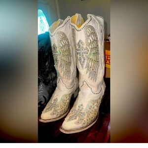 Women's boots like new.